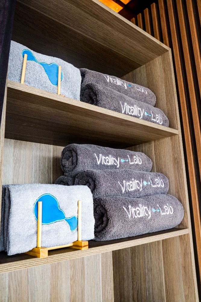 Toallas de Vitality Lab ordenadas en un mueble de madera