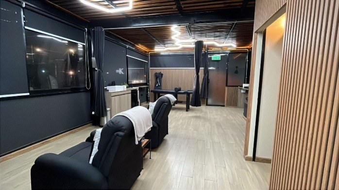 Zona de descanso con sillones reclinables y paneles de madera