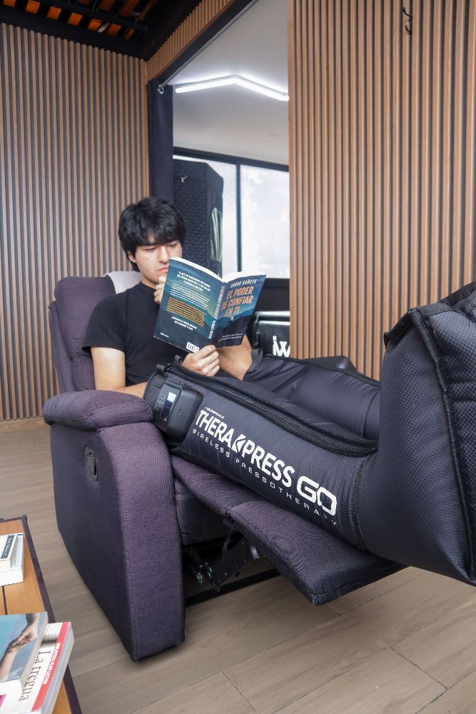 Persona leyendo con botas de presoterapia