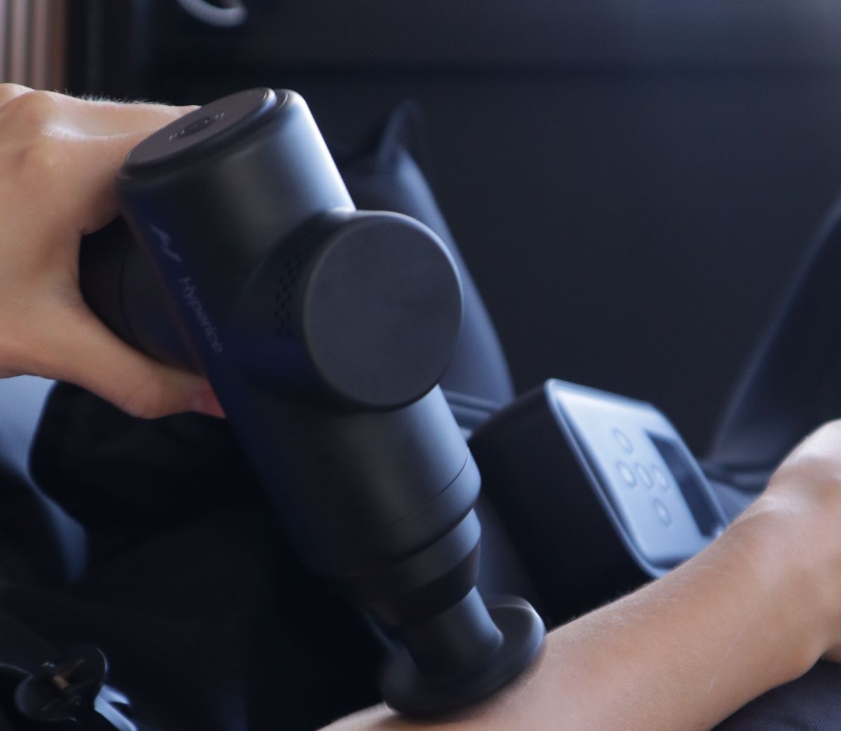 Masaje de recuperación muscular con pistola